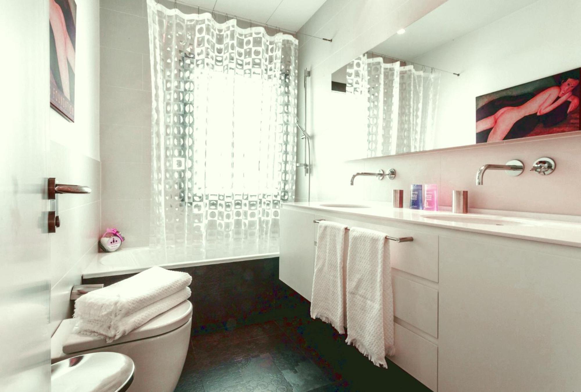 Modern 4 Bedrooms Apartment *